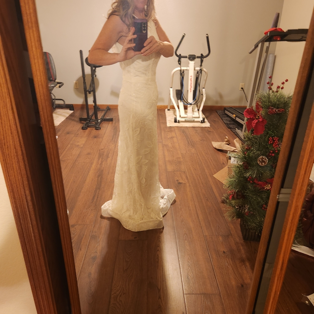 Elegant Strapless Lace Wedding Gown in Ivory